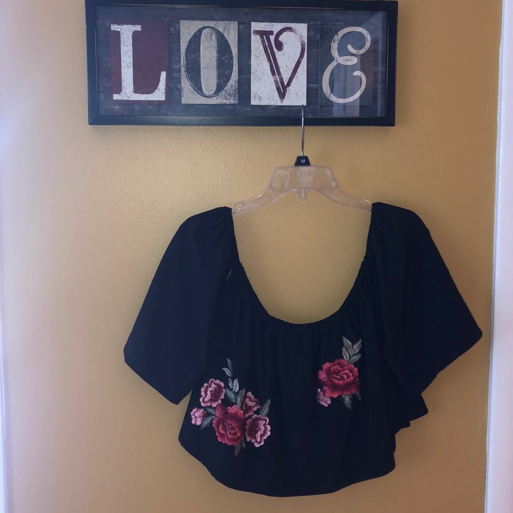 Flower embroidered black crop top 🌺